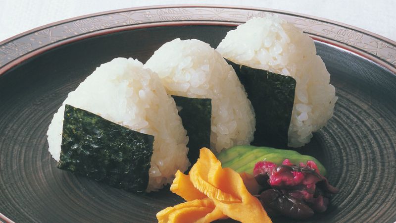 rong biển cuộn onigiri